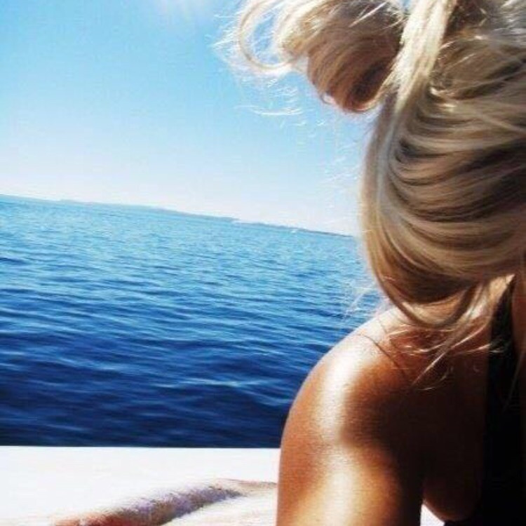 Эротика от мечтательной блондинки на яхте