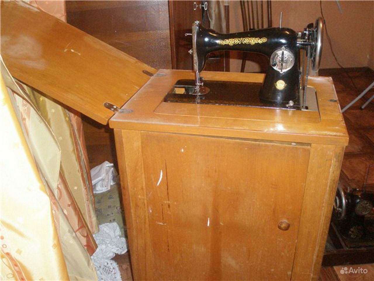 старая швейная машинка с тумбой