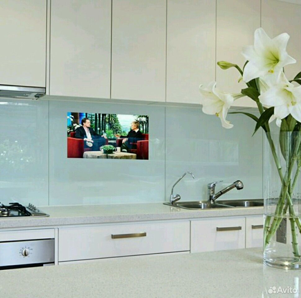 Встроенные кухонные телевизоры. Встраиваемый телевизор для кухни. Телевизор в фартуке кухни встроенный. Телевизор на кухонную панель. Кухни с ТВ на панели.