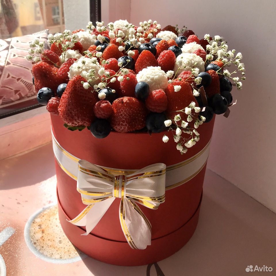 Съедобный букет из ягод в шляпной коробке купить на Зозу.ру - фотография № 3