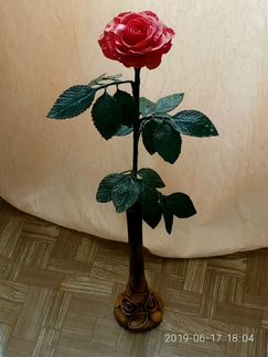 Роза из полимерной глины,в вазе,украшенной лепкой