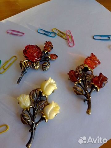 Брошь с янтарем букет роз