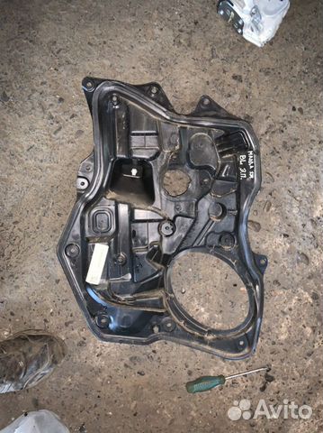 Кронштейн стеклоподъемника задние mazda 3 bl