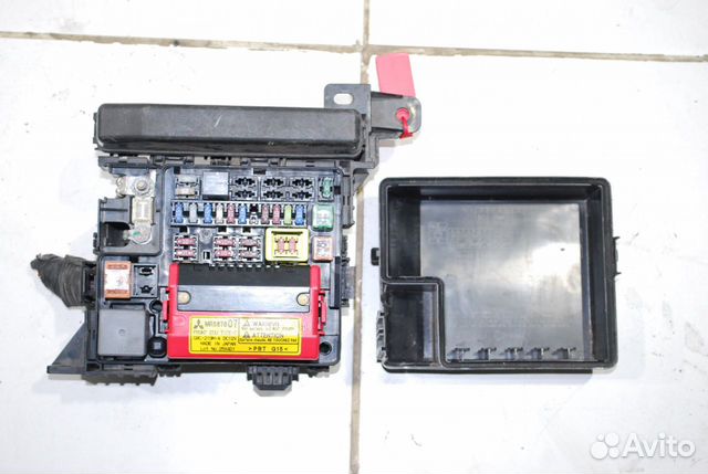 Блок предохранителей подкапотный Mitsubishi Galant