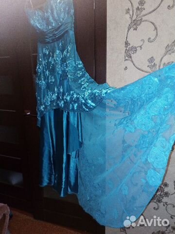 Вечернее платье с длинным шлейфом Вечернее платье с длинным шлейфом