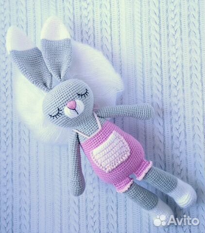 Зайка-сплюшка (вязаный)