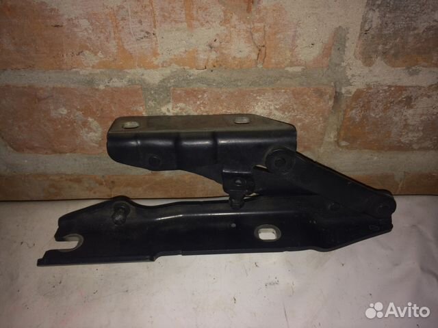 Петля капота левая бмв 5 Е60 Петля капота левая бмв 5 Е60