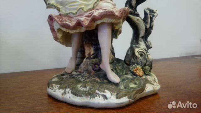 Старинная фарфоровая фигура Старинная фарфоровая фигура
