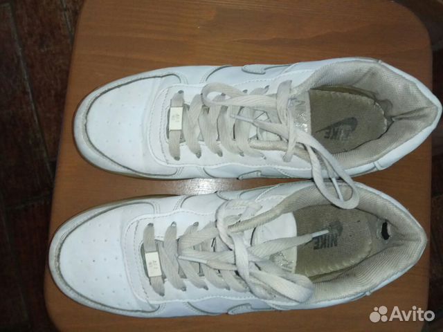 Кроссовки со светящимися подошвами. 37,5- 38 р-р Кроссовки со светящимися подошвами. 37,5- 38 р-р