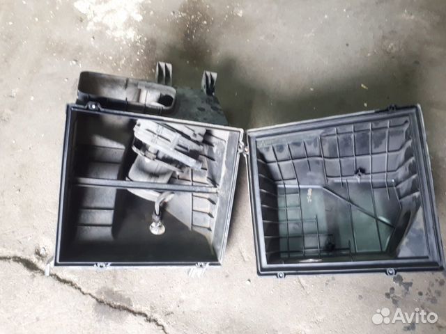 Корпус воздушного фильтра Audi A8 D2 077133837R Корпус воздушного фильтра Audi A8 D2 077133837R