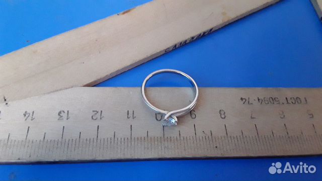 Золотое кольцо с бриллиантом Золотое кольцо с бриллиантом