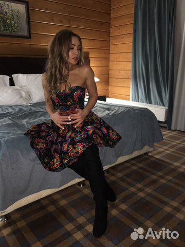 Яркое платье