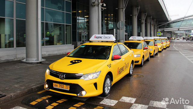 Водитель такси на автомобиль парка Водитель такси на автомобиль парка
