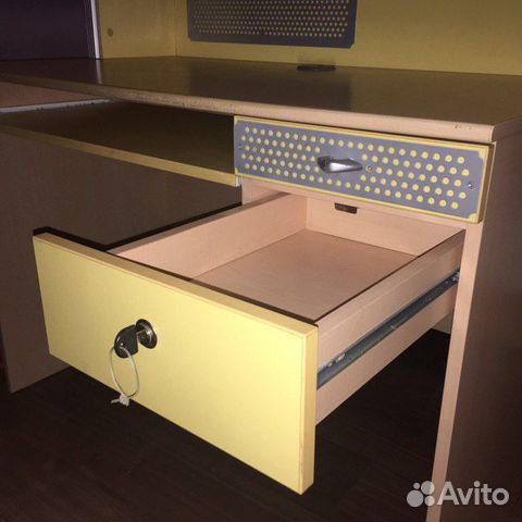 Стол Chilek письменный компьютерный (детский) Стол Chilek письменный компьютерный (детский)