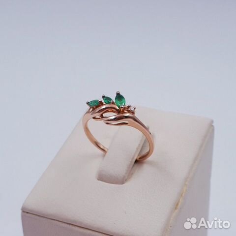 Золотое кольцо с изумрудами и бриллиантом Золотое кольцо с изумрудами и бриллиантом
