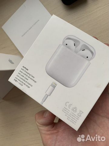 Кейс и правый наушник Airpods