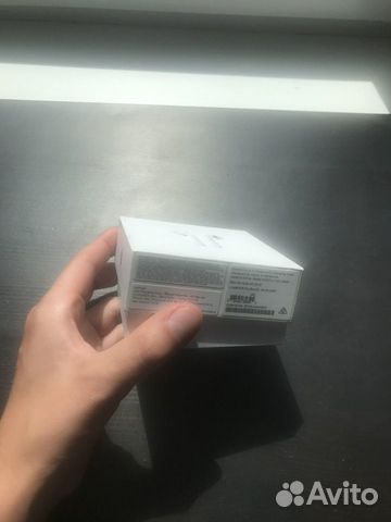 Кейс и левый наушник AirPods 2