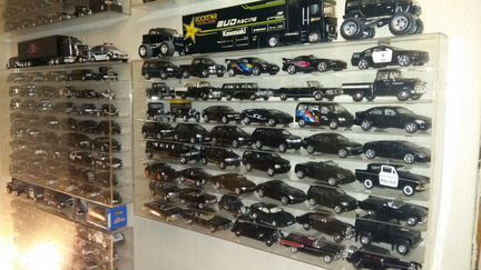 Колекция а/м 1:43, 250 штук в 5 ти стелажах