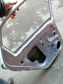 Дверь задняя левая Volkswagen Polo серебристая