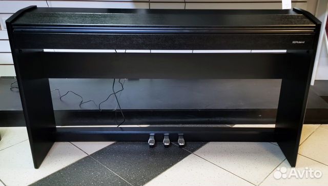 Roland F701-CB Цифровое пианино, черное