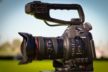 Видеокамера Canon EOS C100 (кинокамера)