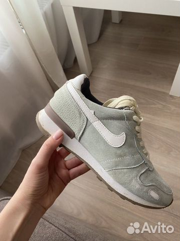 Кроссовки на внутреней танкетке