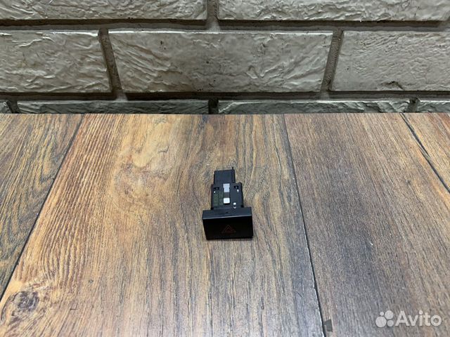 VW Polo Sedan Кнопка аварийной сигнализации