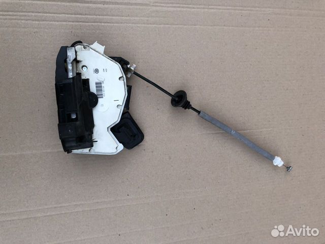 Замок задней левой двери Skoda Rapid