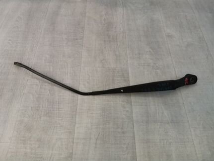 Поводок стеклоочистителя передний правый