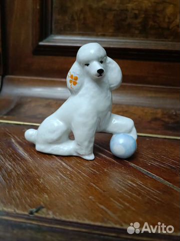 Статуэтка Пудель с мячом Дулевский фарфор