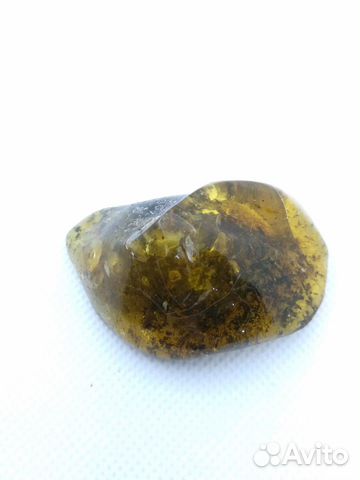 Сувенирный кусочек янтаря с инклюзом