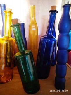Бутылки коллекционные из цветного стекла
