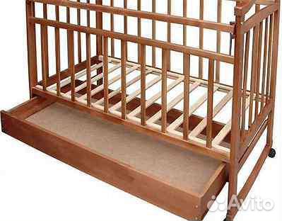 Детская кроватка на колесиках