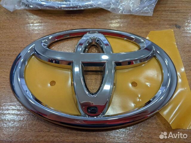 Эмблема решетки радиатора land cruiser 100