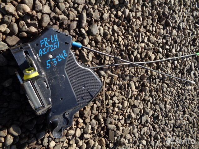 Замок двери передний левый Toyota Avensis AZT251