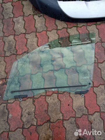 Renault Megane III левое переднее дверное стекло