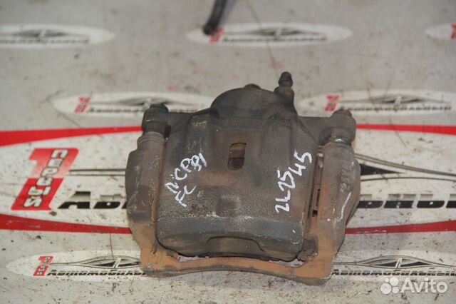 Суппорт перед лево c Toyota Sienta NCP81G 1NZ-FE