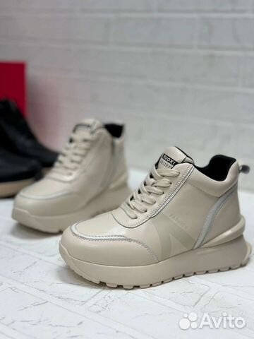 Кроссовки женские