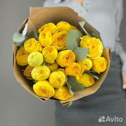 Пионовидная кустовая роза с эвкалиптом