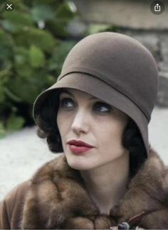 Стильная шляпа клош