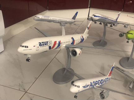 Модель самолёта 777-300 AzurAir Медведи