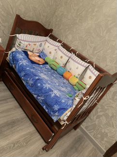 Детская кроватка с маятником и матрасом