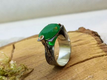 Серебряное кольцо с зеленым агатом