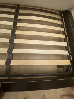 Кровать из натурального дерева и кожи