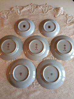 Тарелки и блюдца