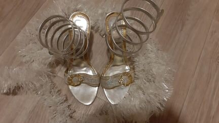 Босоножки нарядные блестящие с пружиной вокруг ног