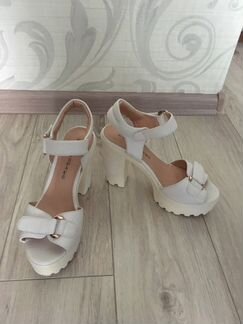 Белые босоножки