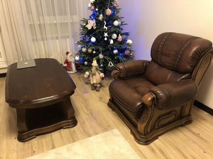 Кресло кожаное и журнальный стол, массив дуба