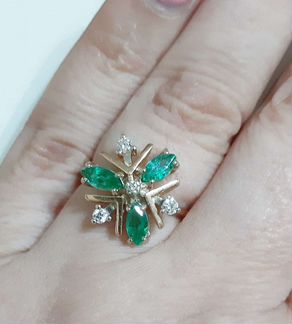 Золотое кольцо с бриллиантами и изумрудами