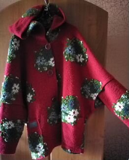 Куртка дизайнерская.100 шерсть новая с капюшоном